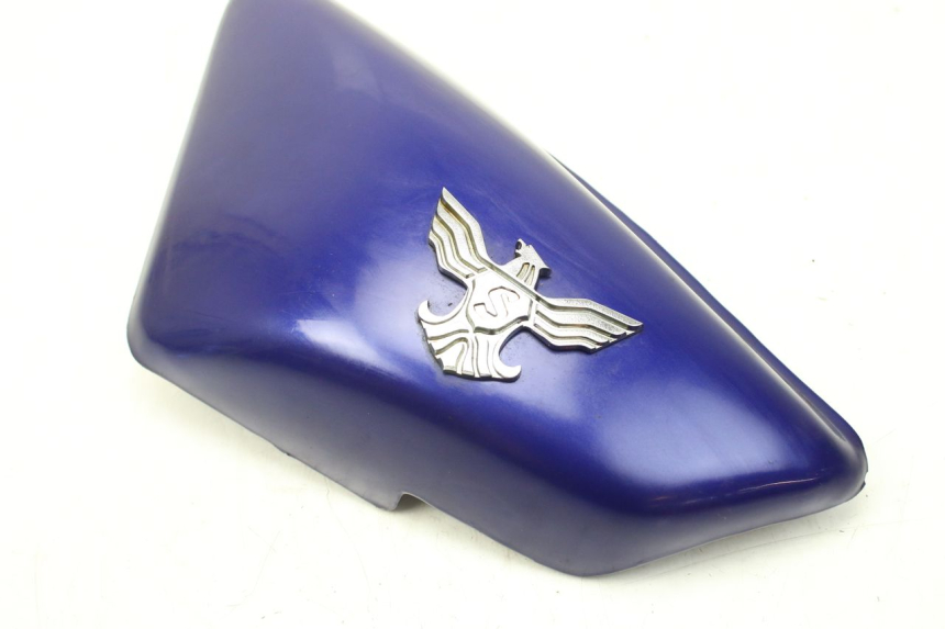 photo de TAPA DEBAJO DEL ASIENTO IZQUIERDO SYM HUSKY 125 (1999 - 2005) - Otra perspectiva