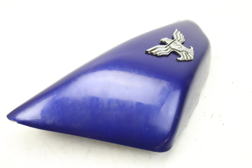 photo de TAPA DEBAJO DEL ASIENTO IZQUIERDO SYM HUSKY 125 (1999 - 2005) - Primer plano técnico