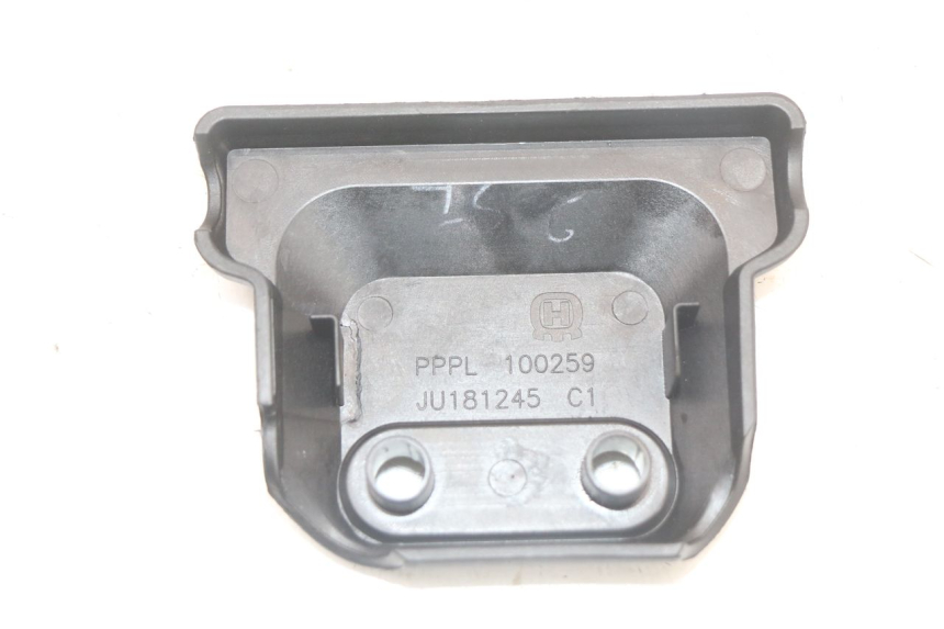 photo de TAPA BAJO ASIENTO IZQUIERDA HUSQVARNA SVARTPILEN 401 (2018 - 2023) - Zoom estado de uso