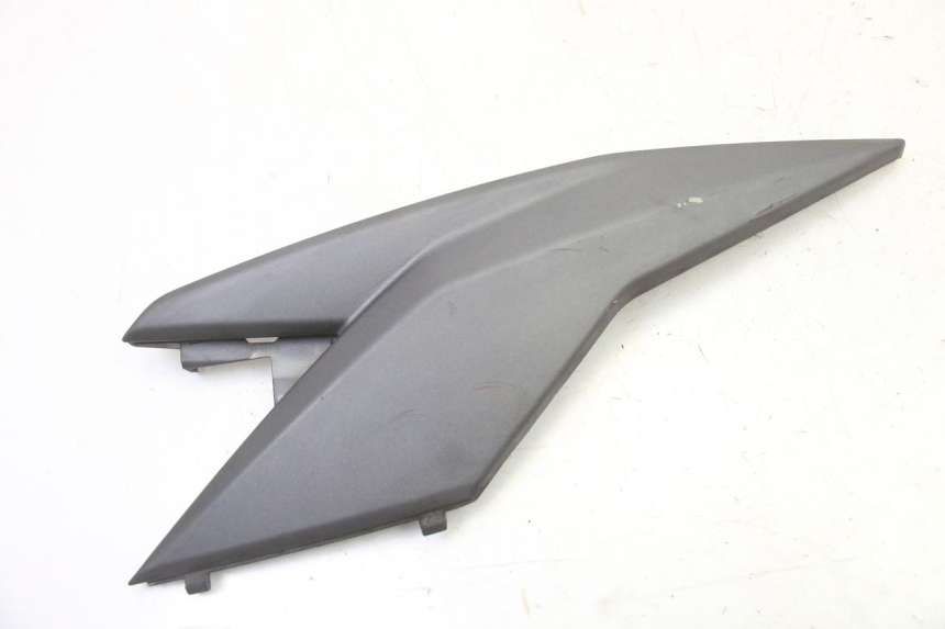 photo de TAPA DEBAJO DEL ASIENTO IZQUIERDO SYM JET 14 4T 50 (2018 - 2022) - Vista principal