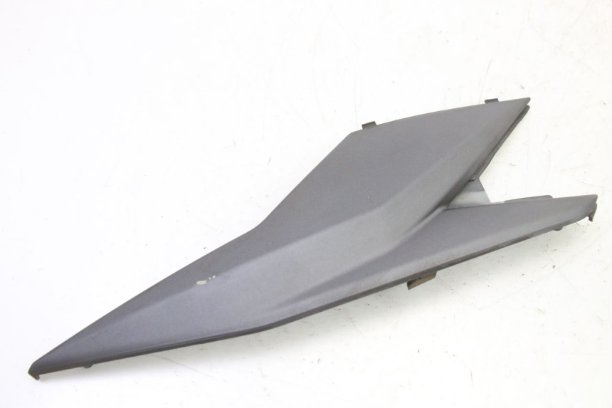 photo de TAPA DEBAJO DEL ASIENTO IZQUIERDO SYM JET 14 4T 50 (2018 - 2022) - Zoom estado de uso