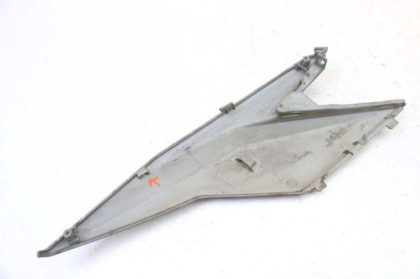 photo de TAPA DEBAJO DEL ASIENTO IZQUIERDO SYM JET 14 4T 50 (2018 - 2022) - Otra perspectiva