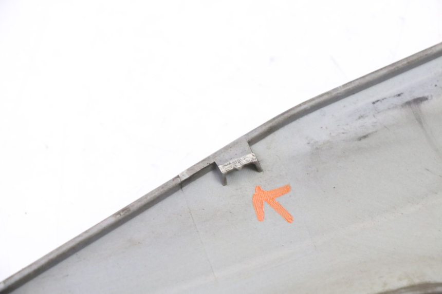 photo de TAPA DEBAJO DEL ASIENTO IZQUIERDO SYM JET 14 4T 50 (2018 - 2022) - Primer plano técnico