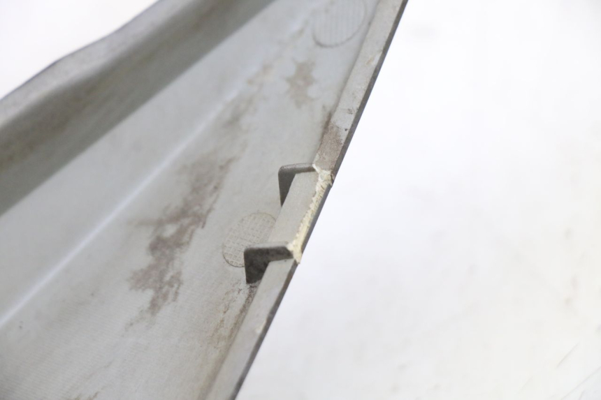 photo de TAPA DEBAJO DEL ASIENTO IZQUIERDO SYM JET 14 4T 50 (2018 - 2022) - Vista general del producto