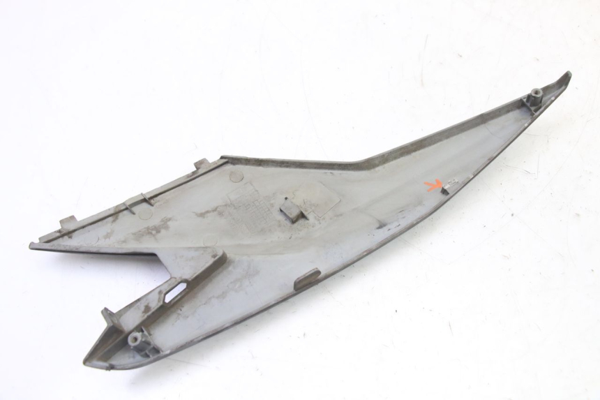 photo de TAPA DEBAJO DEL ASIENTO IZQUIERDO SYM JET 14 4T 50 (2018 - 2022) - Detalles de los puntos de fijación