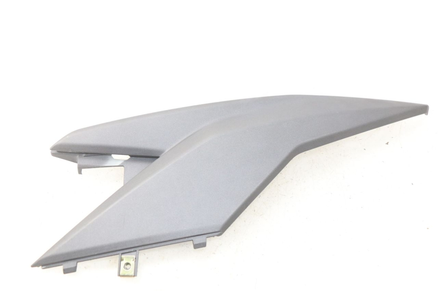 photo de TAPA BAJO ASIENTO IZQUIERDA SYM JET 4 4T 50 (2018 - 2021) - Vista principal