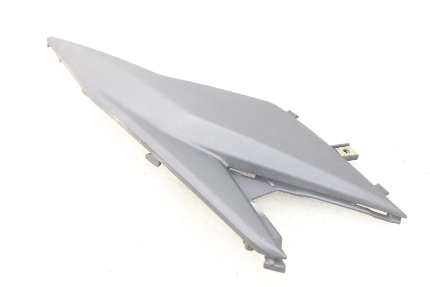 photo de TAPA BAJO ASIENTO IZQUIERDA SYM JET 4 4T 50 (2018 - 2021) - Detalle de la pieza