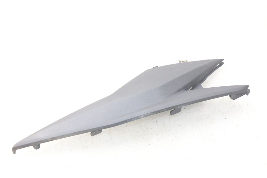 photo de TAPA BAJO ASIENTO IZQUIERDA SYM JET 4 4T 50 (2018 - 2021) - Zoom estado de uso