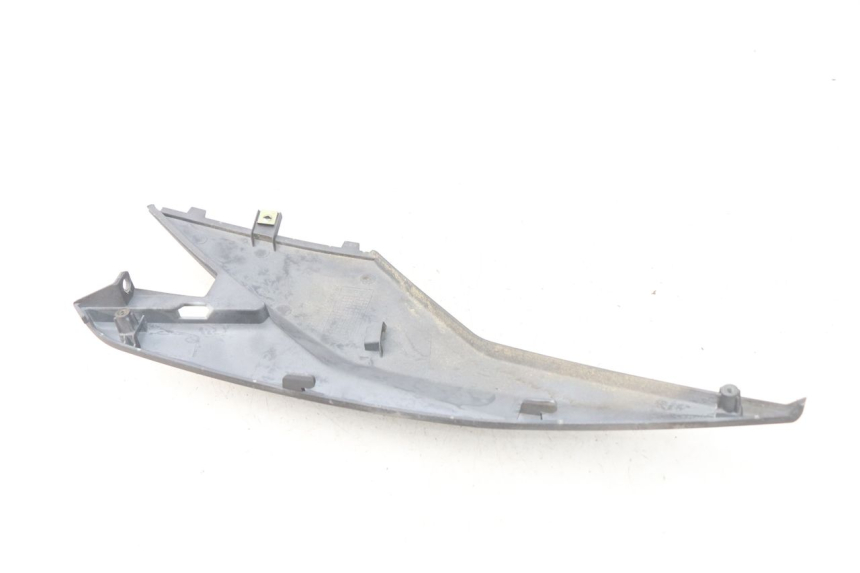 photo de TAPA BAJO ASIENTO IZQUIERDA SYM JET 4 4T 50 (2018 - 2021) - Primer plano técnico