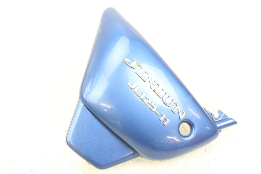 photo de TAPA DEBAJO DEL ASIENTO IZQUIERDO JINLUN JL HIGHLANDER 125 (2007 - 2015) - Vista principal