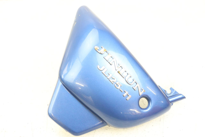 photo de TAPA DEBAJO DEL ASIENTO IZQUIERDO JINLUN JL HIGHLANDER 125 (2007 - 2015) - Primer plano técnico