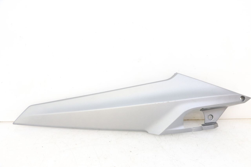 photo de TAPA BAJO ASIENTO IZQUIERDA SYM JOYMAX 125 (2010 - 2017) - Vista principal