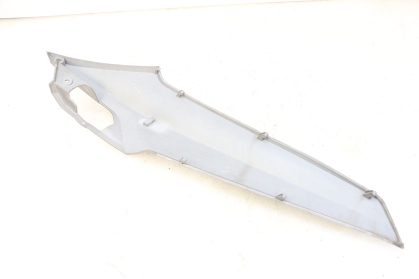 photo de TAPA BAJO ASIENTO IZQUIERDA SYM JOYMAX 125 (2010 - 2017) - Zoom estado de uso