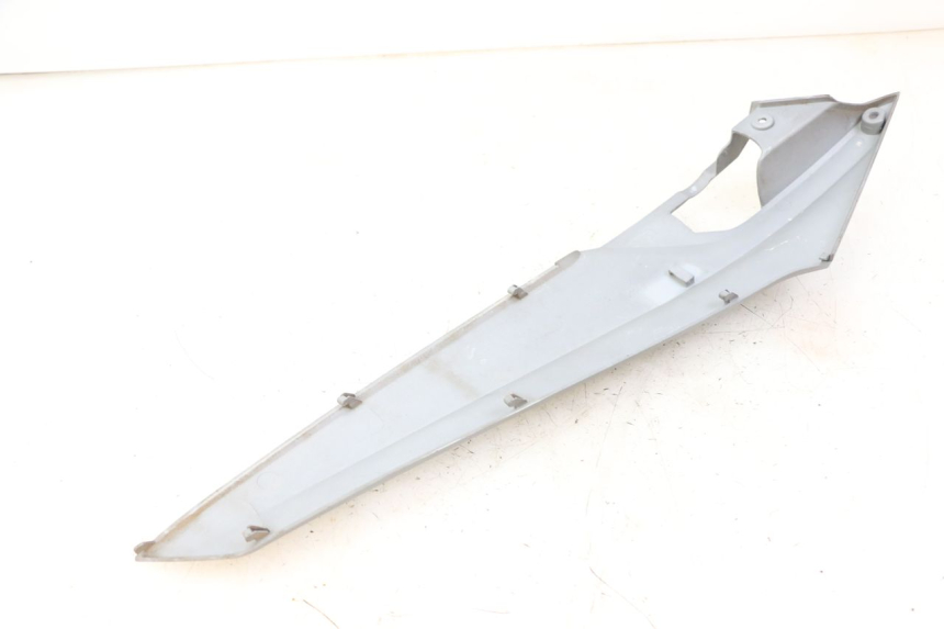 photo de TAPA BAJO ASIENTO IZQUIERDA SYM JOYMAX 125 (2010 - 2017) - Otra perspectiva