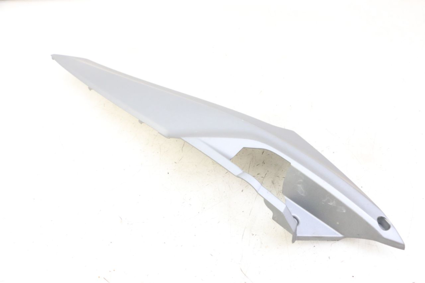 photo de TAPA BAJO ASIENTO IZQUIERDA SYM JOYMAX 125 (2010 - 2017) - Primer plano técnico