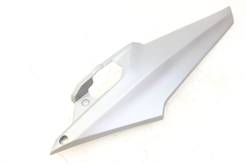 photo de TAPA BAJO ASIENTO IZQUIERDA SYM JOYMAX 125 (2010 - 2017) - Vista general del producto