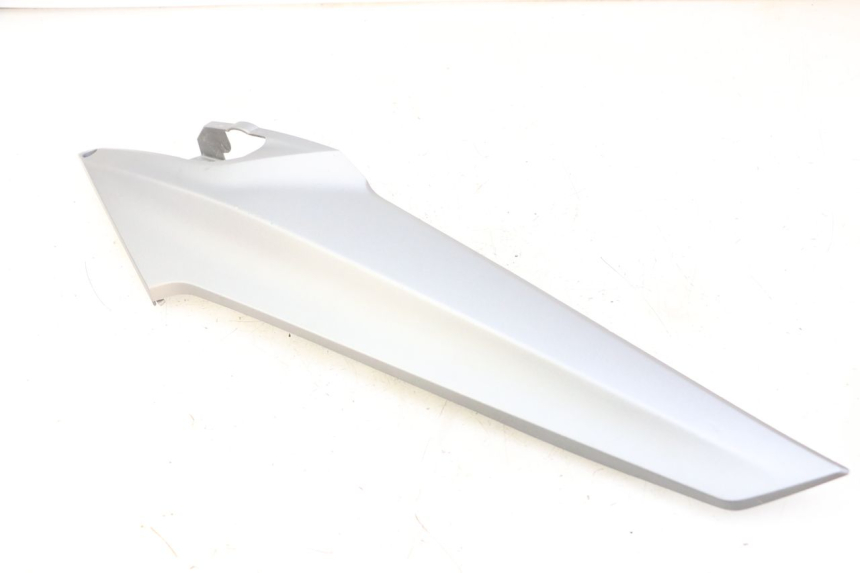 photo de TAPA BAJO ASIENTO IZQUIERDA SYM JOYMAX 125 (2010 - 2017) - Detalles de los puntos de fijación