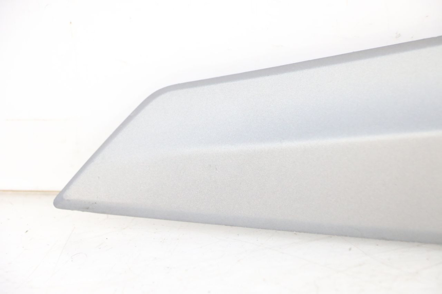 photo de TAPA BAJO ASIENTO IZQUIERDA SYM JOYMAX 125 (2010 - 2017) - Estado de la superficie y material