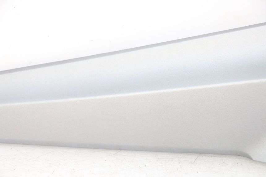 photo de TAPA BAJO ASIENTO IZQUIERDA SYM JOYMAX 125 (2010 - 2017) - Recambio usado revisado