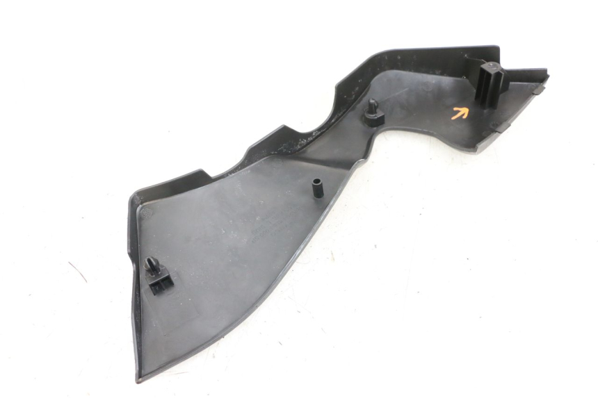 photo de TAPA BAJO ASIENTO IZQUIERDA KYMCO K-PW K-PIPE 50 (2012 - 2017) - Primer plano técnico