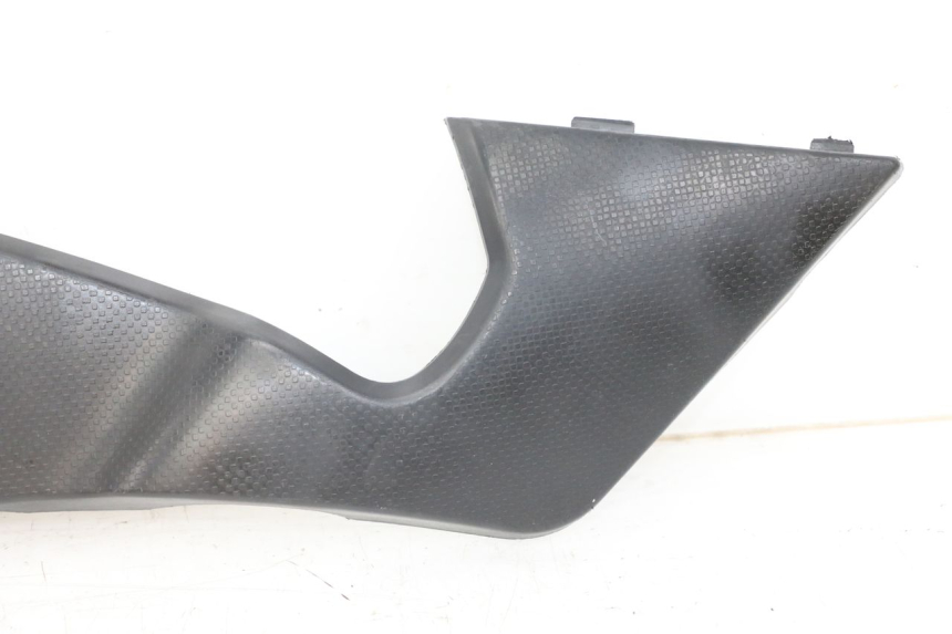 photo de TAPA BAJO ASIENTO IZQUIERDA KYMCO K-PW K-PIPE 50 (2012 - 2017) - Detalles de los puntos de fijación