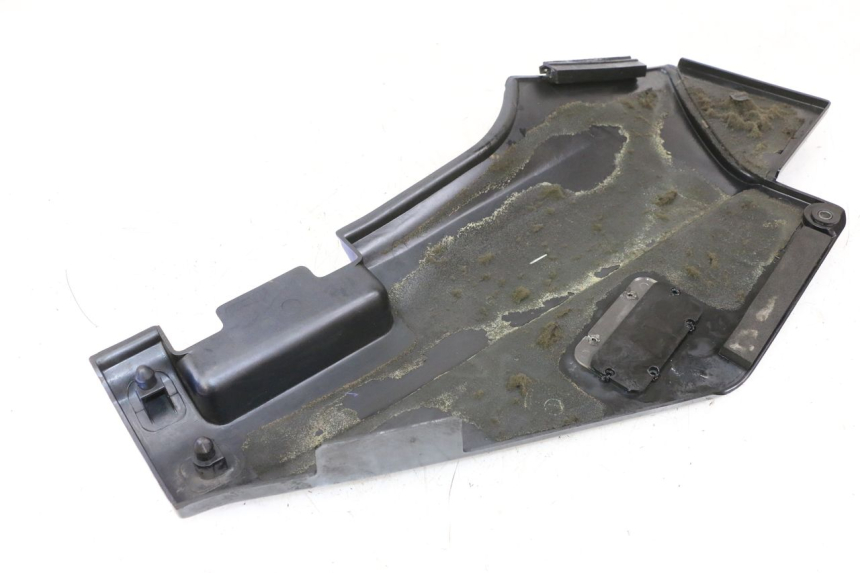 photo de TAPA BAJO ASIENTO IZQUIERDA KAWASAKI GTR 1000 (1994 - 2004) - Primer plano técnico