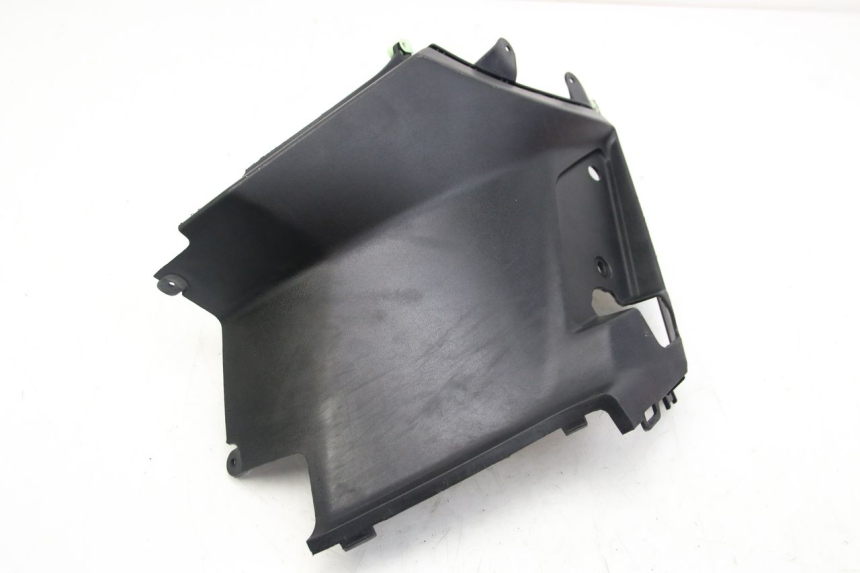 photo de TAPA DEBAJO DEL ASIENTO IZQUIERDO PEUGEOT KISBEE 2T 50 (2018 - 2022) - Detalle de la pieza