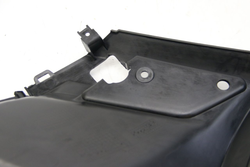 photo de TAPA DEBAJO DEL ASIENTO IZQUIERDO PEUGEOT KISBEE 2T 50 (2018 - 2022) - Zoom sobre los componentes