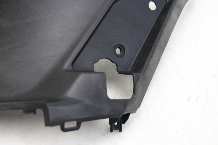 photo de TAPA DEBAJO DEL ASIENTO IZQUIERDO PEUGEOT KISBEE 2T 50 (2018 - 2022) - Zoom estado de uso