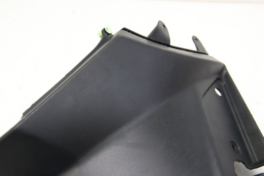 photo de TAPA DEBAJO DEL ASIENTO IZQUIERDO PEUGEOT KISBEE 2T 50 (2018 - 2022) - Detalles de los puntos de fijación