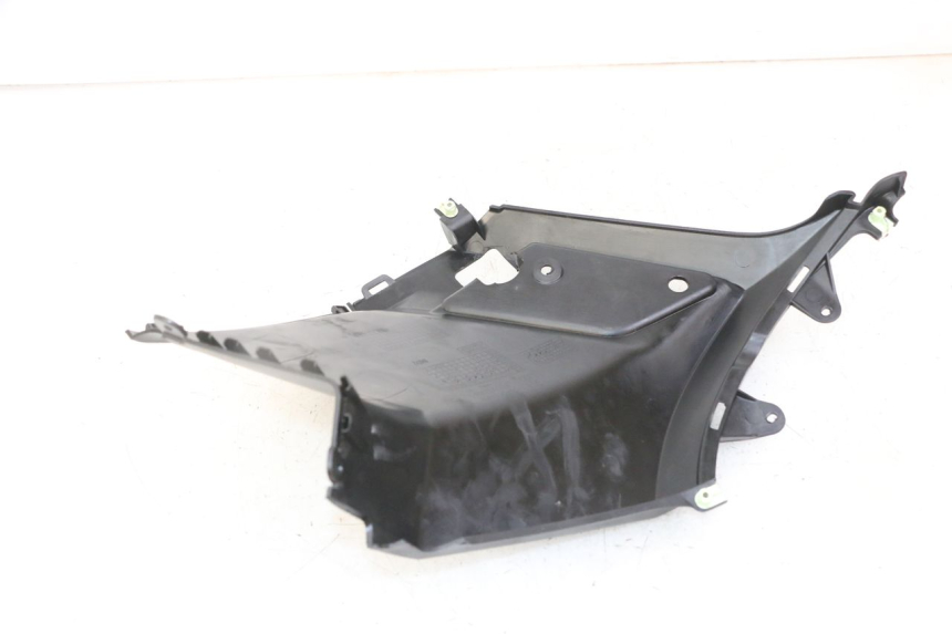 photo de TAPA DEBAJO DEL ASIENTO IZQUIERDO PEUGEOT KISBEE 2T 50 (2018 - 2022) - Detalle de la pieza