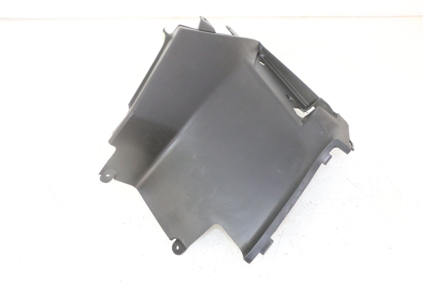 photo de TAPA DEBAJO DEL ASIENTO IZQUIERDO PEUGEOT KISBEE 2T 50 (2018 - 2022) - Primer plano técnico