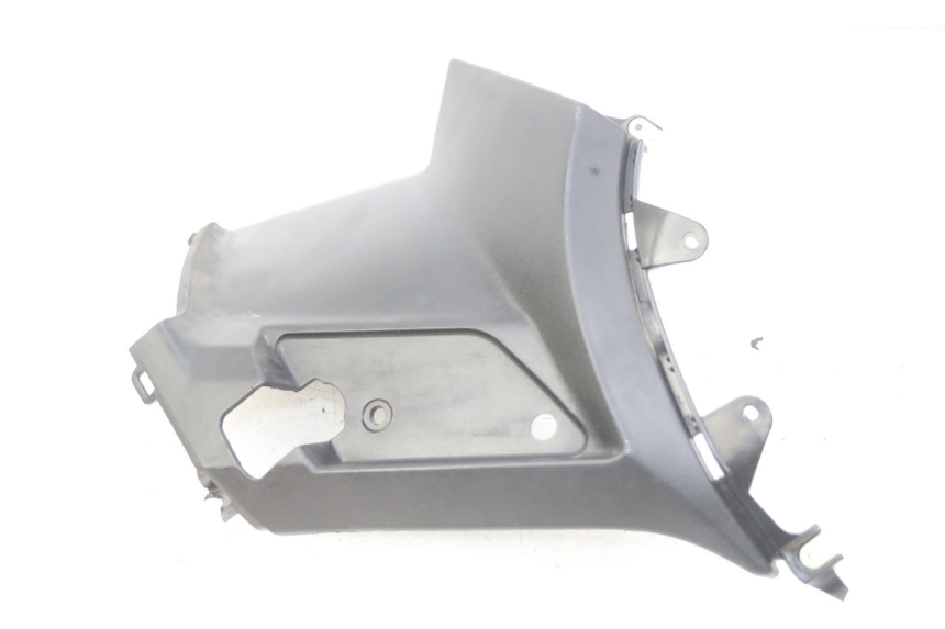 photo de TAPA DEBAJO DEL ASIENTO IZQUIERDO PEUGEOT KISBEE 4T 50 (2018 - 2022) - Primer plano técnico