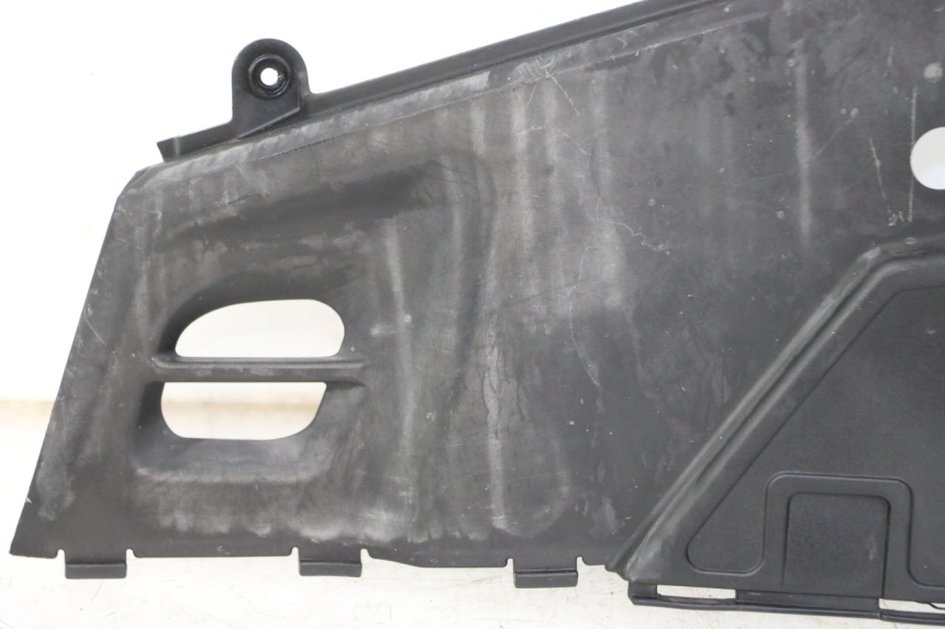 photo de TAPA BAJO ASIENTO IZQUIERDA KYMCO PEOPLE S 125 (2000 - 2008) - Primer plano técnico