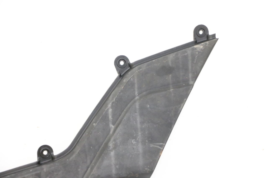 photo de TAPA BAJO ASIENTO IZQUIERDA KYMCO PEOPLE S 125 (2000 - 2008) - Detalles de los puntos de fijación