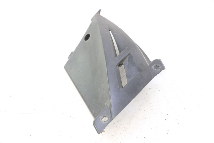 photo de TAPA BAJO ASIENTO IZQUIERDA PEUGEOT LUDIX BLASTER 50 (2006 - 2014) - Detalles de los puntos de fijación