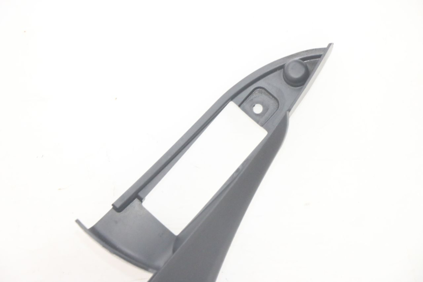 photo de TAPA BAJO ASIENTO IZQUIERDA PIAGGIO MP3 HPE 300 (2019 - 2026) - Estado de la superficie y material