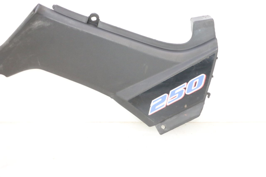 photo de TAPA BAJO ASIENTO IZQUIERDA KYMCO MXU R 250 (2004 - 2010) - Características distintivas