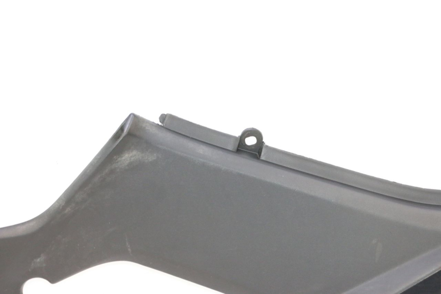 photo de TAPA BAJO ASIENTO IZQUIERDA KYMCO MXU R 250 (2004 - 2010) - Zoom sobre los componentes