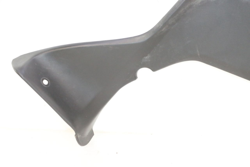 photo de TAPA BAJO ASIENTO IZQUIERDA KYMCO MXU R 250 (2004 - 2010) - Primer plano de alta resolución