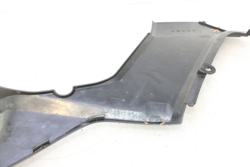 photo de TAPA BAJO ASIENTO IZQUIERDA KYMCO MXU R 250 (2004 - 2010) - Primer plano técnico