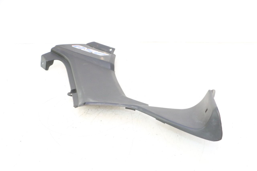 photo de TAPA BAJO ASIENTO IZQUIERDA KYMCO MXU R 250 (2004 - 2010) - Marcados y referencias originales