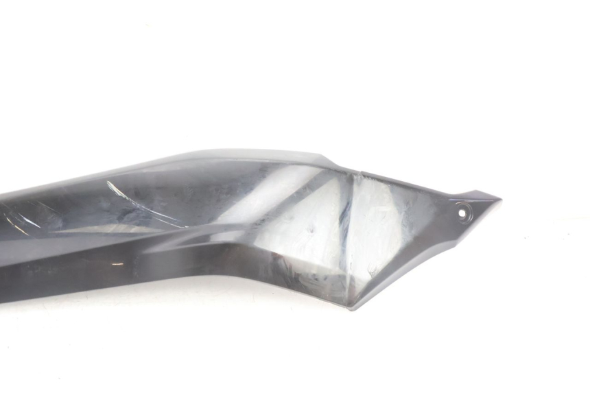 photo de TAPA BAJO ASIENTO IZQUIERDA YAMAHA N-MAX NMAX 125 (2021 - 2024) - Otra perspectiva