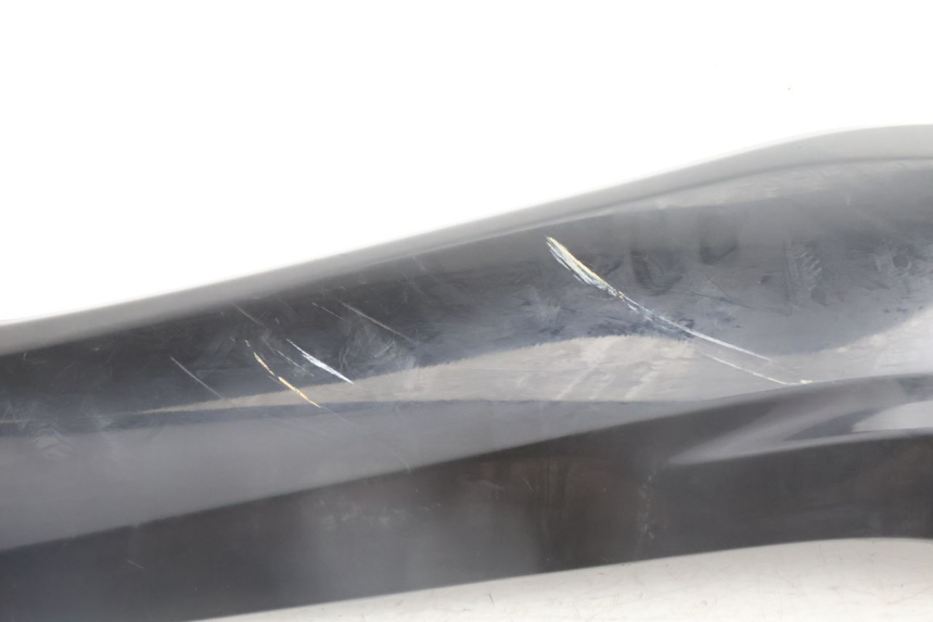 photo de TAPA BAJO ASIENTO IZQUIERDA YAMAHA N-MAX NMAX 125 (2021 - 2024) - Primer plano técnico