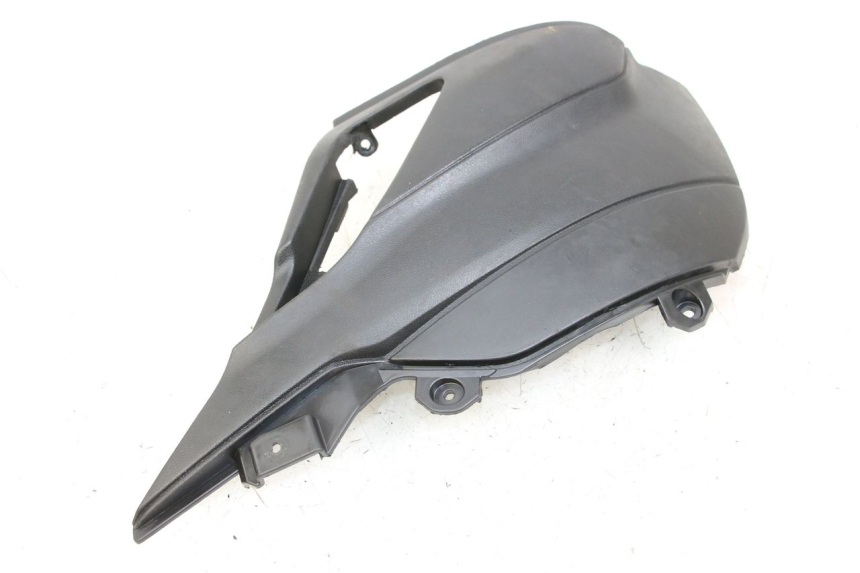 photo de TAPA DEBAJO DEL ASIENTO IZQUIERDO PIAGGIO NEW TYPHOON 50 (2018 - 2021) - Otra perspectiva