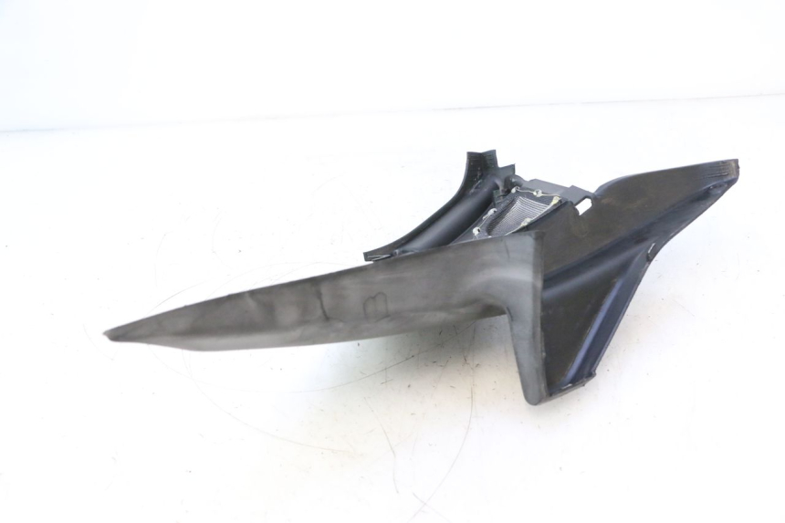 photo de TAPA BAJO ASIENTO IZQUIERDA MBK NITRO 50 (2004 - 2008) - Primer plano técnico