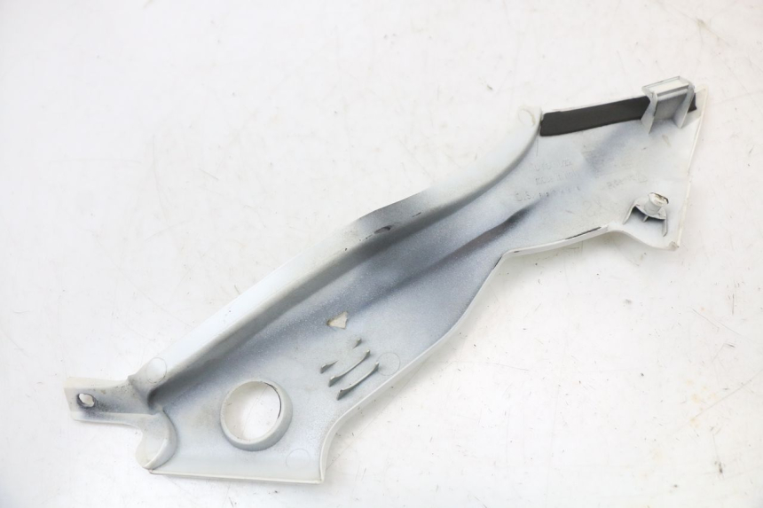 photo de TAPA BAJO ASIENTO IZQUIERDA MOTO GUZZI NORGE 8V GT 1200 (2011 - 2016) - Primer plano técnico