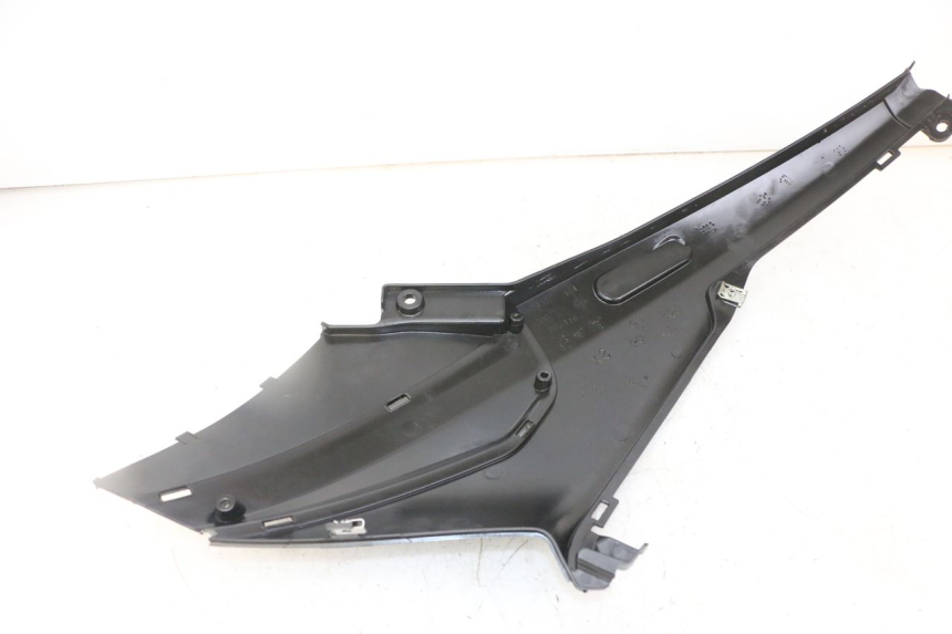 photo de TAPA BAJO ASIENTO IZQUIERDA PIAGGIO NRG POWER PUREJET 50 (2018 - 2021) - Detalle de la pieza