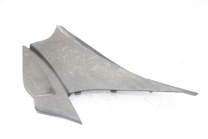 photo de TAPA BAJO ASIENTO IZQUIERDA HONDA NTV DEAUVILLE ABS 700 (2007 - 2016) - Detalle de la pieza