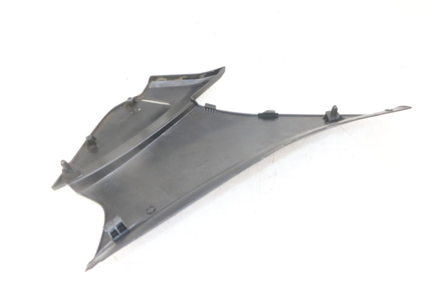 photo de TAPA BAJO ASIENTO IZQUIERDA HONDA NTV DEAUVILLE ABS 700 (2007 - 2016) - Primer plano técnico